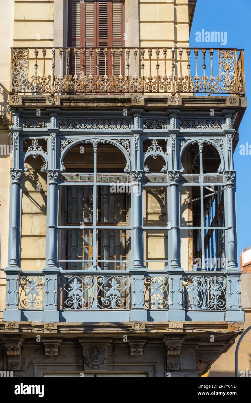 Dekorativer Balkon im Art déco-Stil, dem katalanischen Modernisme, im Stadtteil Barcelona von El Born. Das Viertel ist Teil des historischen Zentrums Stockfoto