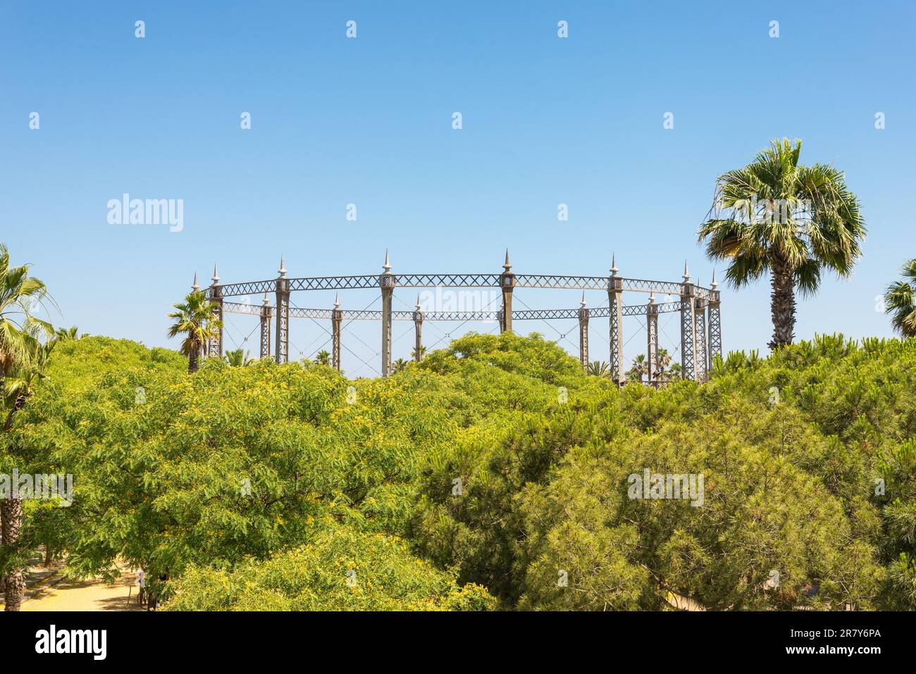 Gasbesitzer in einem öffentlichen Park im Barceloneta-Viertel von Barcelona. Das Gasometer dient heute als Spielplatz und Basketballfeld. Der Gashalter Stockfoto
