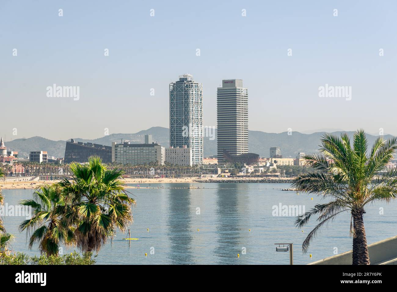 Blick von Barceloneta auf Port Olimpic in Barcelona. Der Hafen ist charakteristisch für seine beiden Hochhäuser direkt am Meer. Das Hotel Arts and Torre Stockfoto