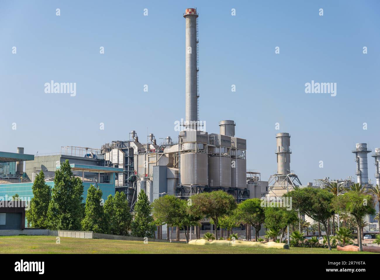 Elektrizitätswerk in der Nähe des Hafenforums im Norden von Barcelona zur Energieversorgung der Metropole. Das alte Industriegebiet wurde mit einem umgebaut Stockfoto