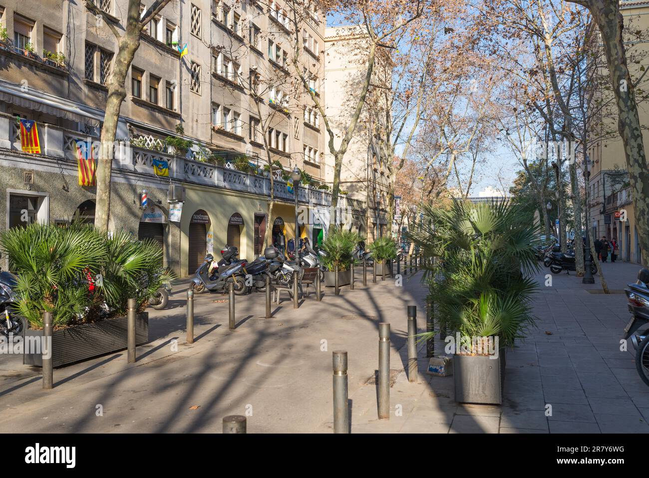 Straßenszene im Januar, Straße "Carrer de l Almirall Churruca"? Führt zum plaza mit dem öffentlichen Markt Barceloneta Mercat de la Barceloneta. Stockfoto