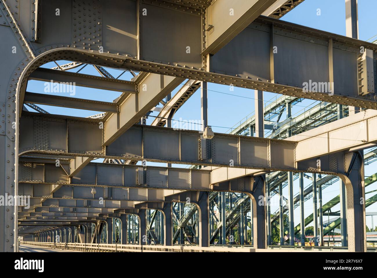 Die Trussbrücke in der deutschen Freihafenelbebrücke überquert die Elberiver am östlichen Ende des Hafens und ist die Verbindung zum ehemaligen Freihafen Stockfoto