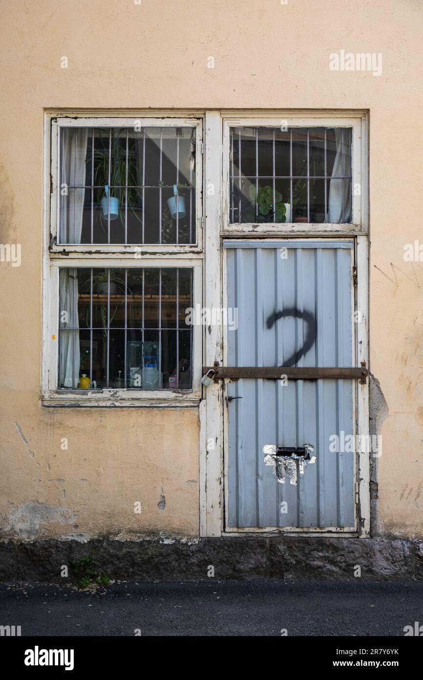Verriegelte Türen und versperrte Fenster im Pengerkuja im Kallio-Viertel von Helsinki, Finnland Stockfoto
