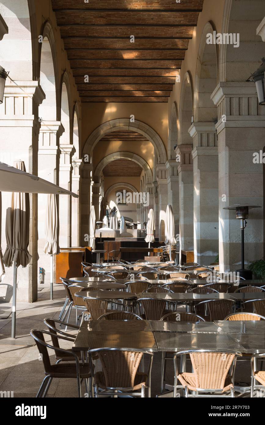Restaurant unter den Kolonnaden der ehemaligen Handelslager, Palau de Mar, das letzte aus alten Lagerhäusern im alten Industriehafen Stockfoto