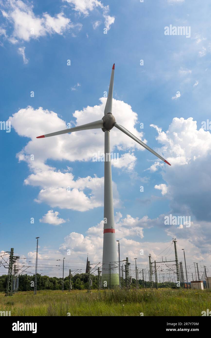 Windbetriebener Elektrogenerator im Hamburger Hafenviertel. Die Stromerzeugung mit Windturbinen ist die wichtigste Form der Windkraft Stockfoto
