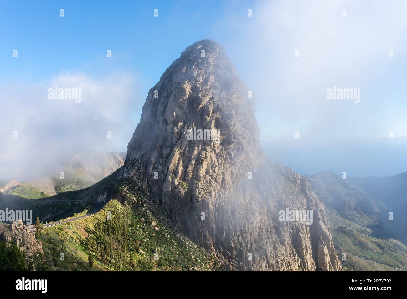 Der Roque de Agando, ein riesiger Vulkanspalt 1250m hoch, in Wolken, die sich über Regionen in Passatwinden gebildet haben. Die Wolken kommen von den Azoren Stockfoto