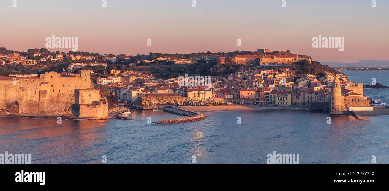 Alpenglow-Licht am Morgen in Collioure, Frankreich Stockfoto