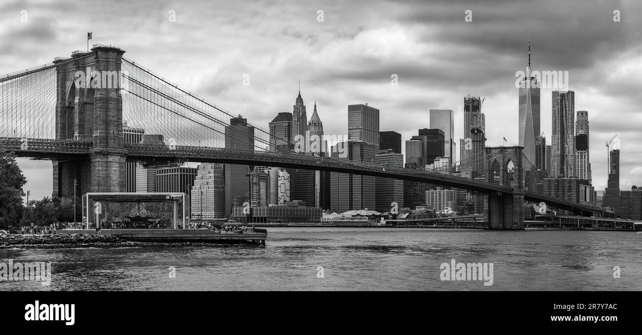 Brooklyn Bridge mit der Skyline von Manhattan im Hintergrund in Schwarz-Weiß, USA Stockfoto
