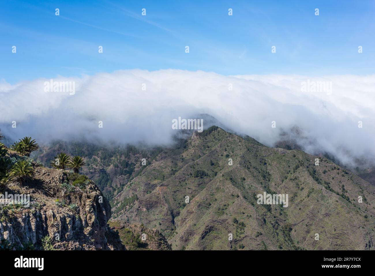 Riesige Wolken und Passatwinde aus subtropischem Klima kommen von den Azoren und erreichen La Gomera in ca. 800m m Höhe. Aussichtspunkt vom Mirador Stockfoto