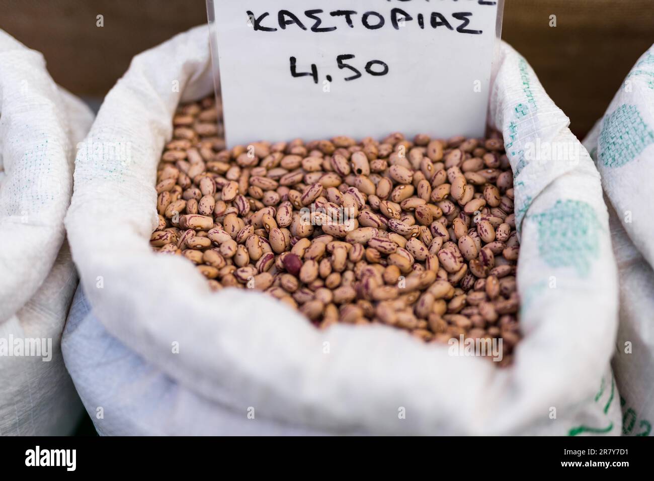 Erdnüsse in einer großen Plastiktüte auf dem Bauernmarkt im Dorf Tymbaki im südlichen Zentrum von Kreta. Die Straßenmärkte auf der Insel sind traditionell Stockfoto