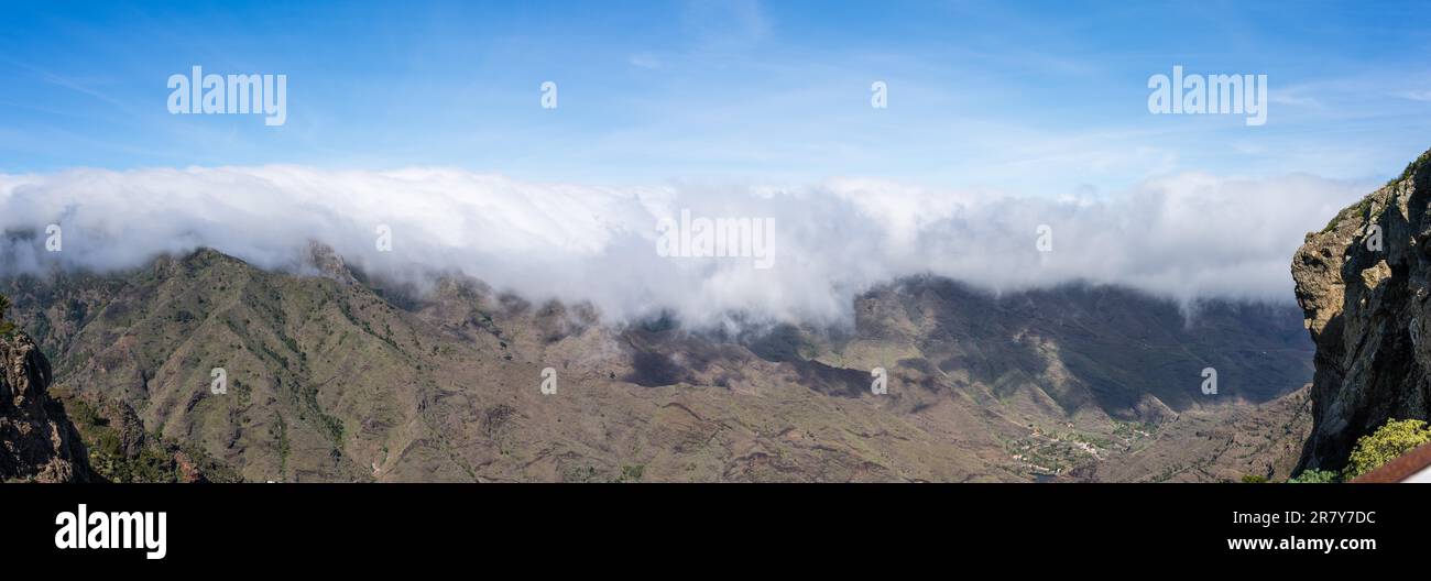 Riesige Wolken und Passatwinde aus subtropischem Klima kommen von den Azoren und erreichen La Gomera in ca. 800m m Höhe. Aussichtspunkt vom Mirador Stockfoto