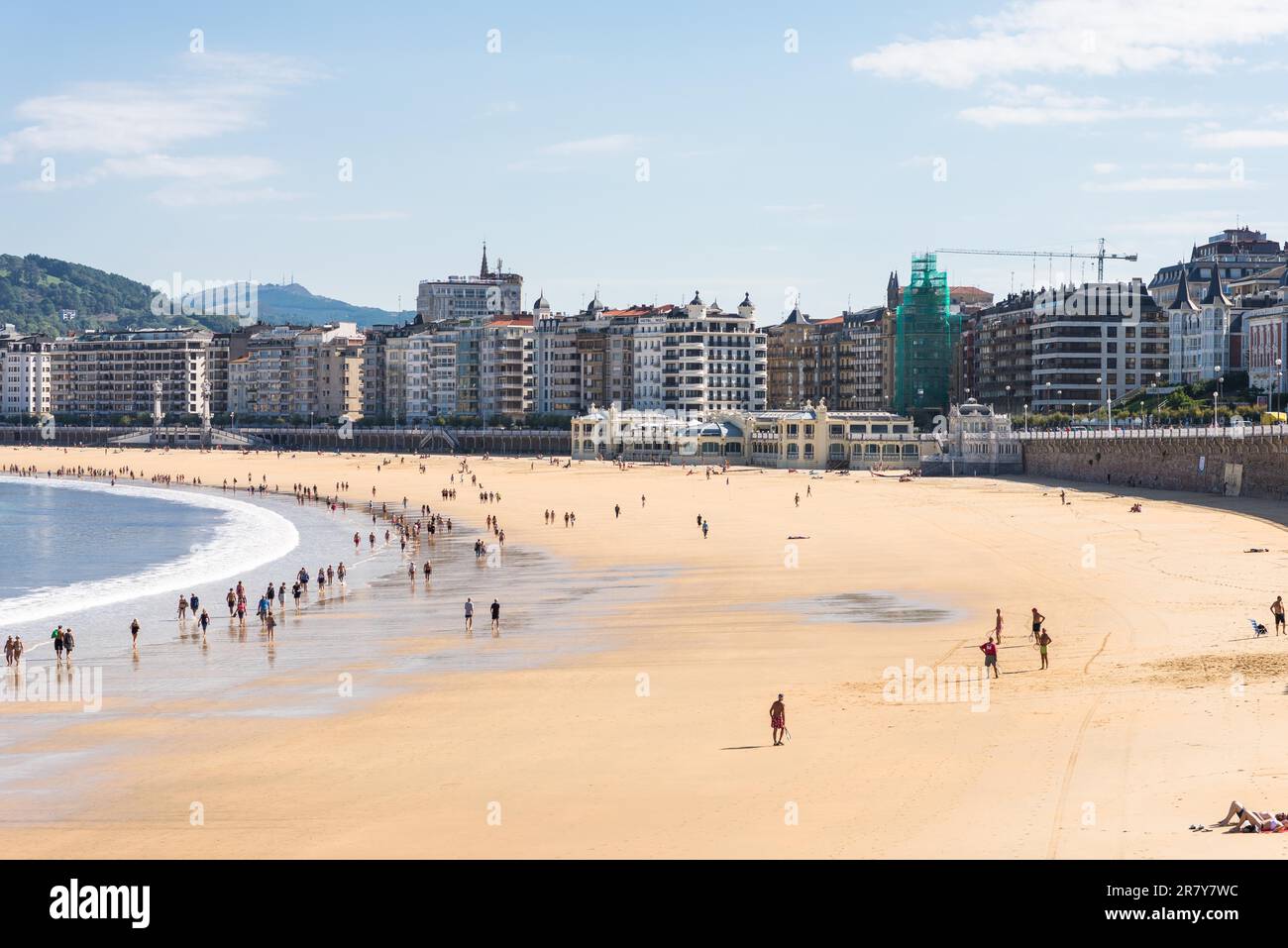 Überblicken Sie den Strand von La Concha Donostia, ein Sandstrand mit flachem Wasser und Gezeiten. Es ist einer der berühmtesten städtischen Strände in Europa. Stockfoto