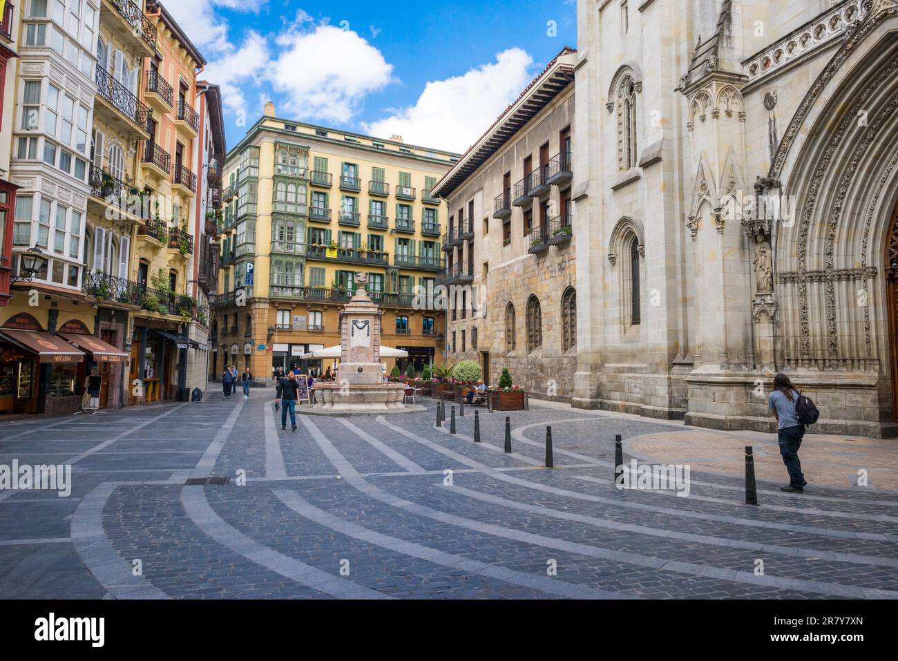 Das St. James Square, baskisch, Jakue plaza in der Altstadt von Bilbao. Es ist ein mittelalterliches Viertel im Casco Viejo mit der Kathedrale Stockfoto