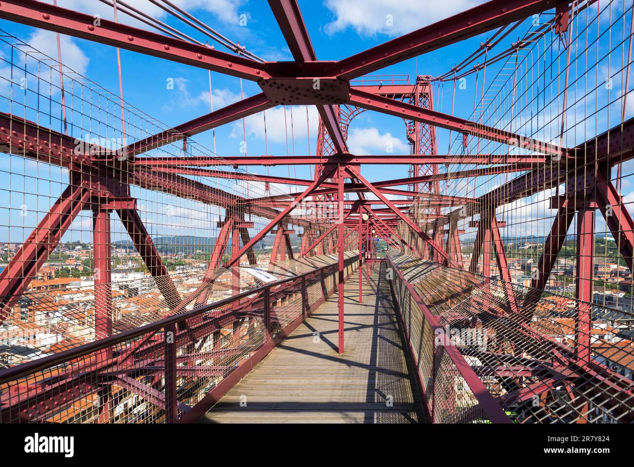 Blick auf die Gangway der Brücke. Die Vizcaya-Brücke, die älteste Transporterbrücke der Welt, wurde 1893 erbaut und verbindet die Städte Portugalete und Las Stockfoto