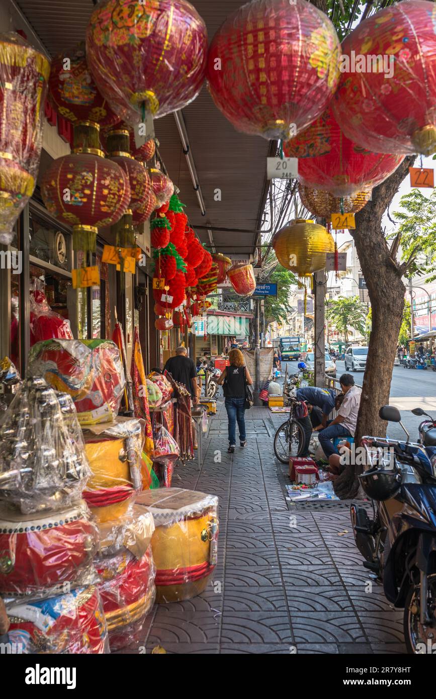 Fußweg in einem der größten Chinatowns der Welt. Die Charoen Krung Straße im Stadtteil Samphanthawong von Bangkok Stockfoto
