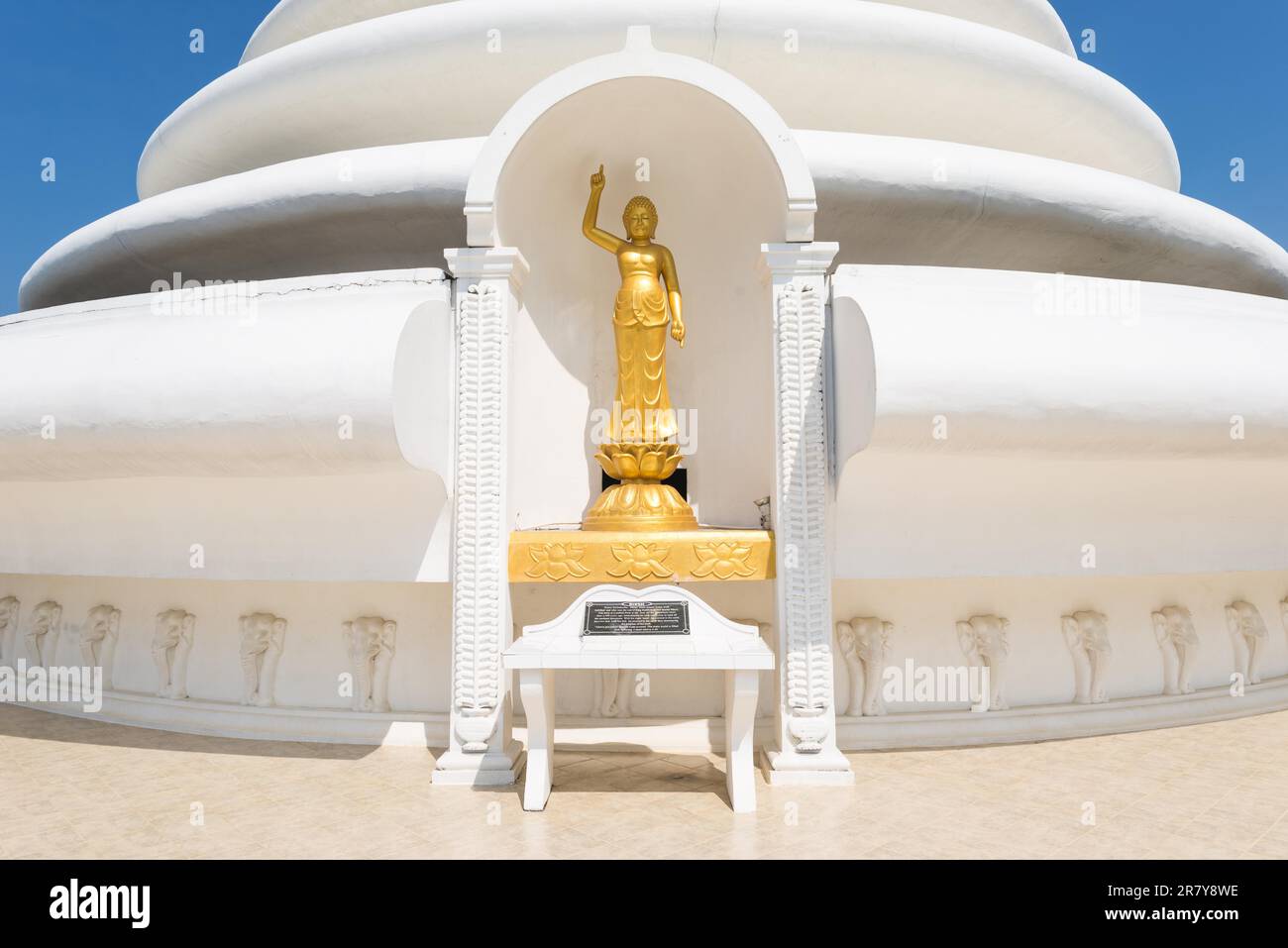 Buddha-Skulptur. Prinz Siddhartha. Geburt. Kunstwerke an der Stupa der japanischen Friedenspagode auf dem Rumassala-Hügel im Dschungel von Stockfoto