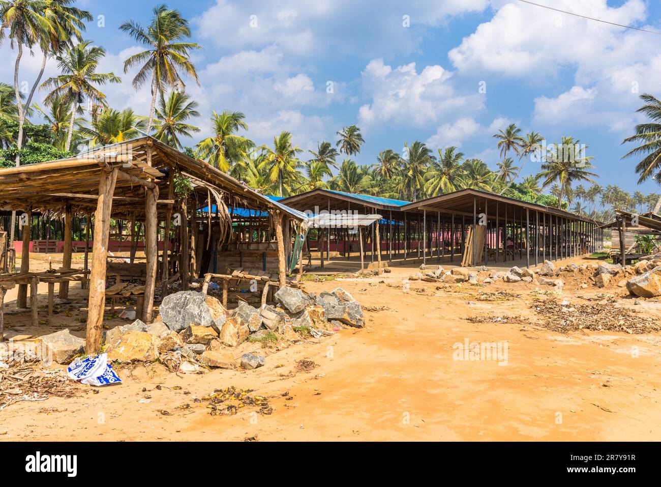 Bauernmarkt an der Südküste Sri Lankas. Alle Stände sind leer und verlassen. Der Markt befindet sich in Dickwellah. Es ist sehr schmutzig in dieser Gegend Stockfoto