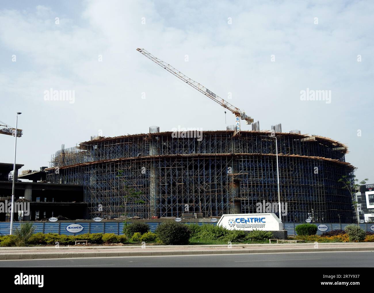 Kairo, Ägypten, Juni 3 2023: Eine Baustelle für das SAMCO-Unternehmen National Construction Company in Egypt mit Kranturm und Gerüsten für Neubauten Stockfoto