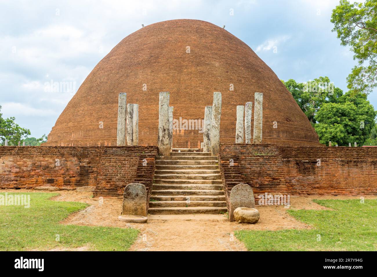Die alte hemisphärische Kuppel, die Sandagiri Stupa, die älteste Stupa in der südlichen Region, in der Kleinstadt Tissamaharama. Das Gebäude ist aus dem Königreich Stockfoto