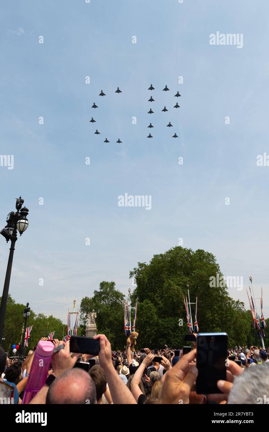 CiiiR Royal Cypher of Typhoon Fighter Planes King's Birthday Flypast nach Trooping the Colour in the Mall, London, Großbritannien. Charles Rex CR Stockfoto