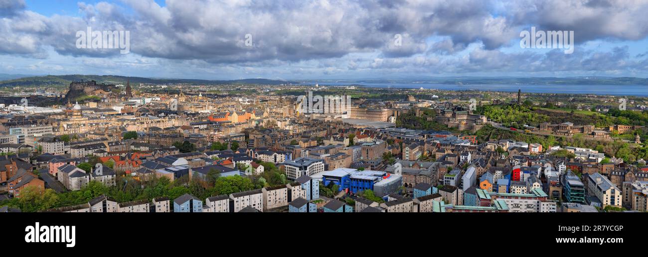 Stadtpanorama von Edinburgh in Schottland, Panoramablick auf die Stadt vom Edinburgh Castle bis zum Calton Hill. Stockfoto