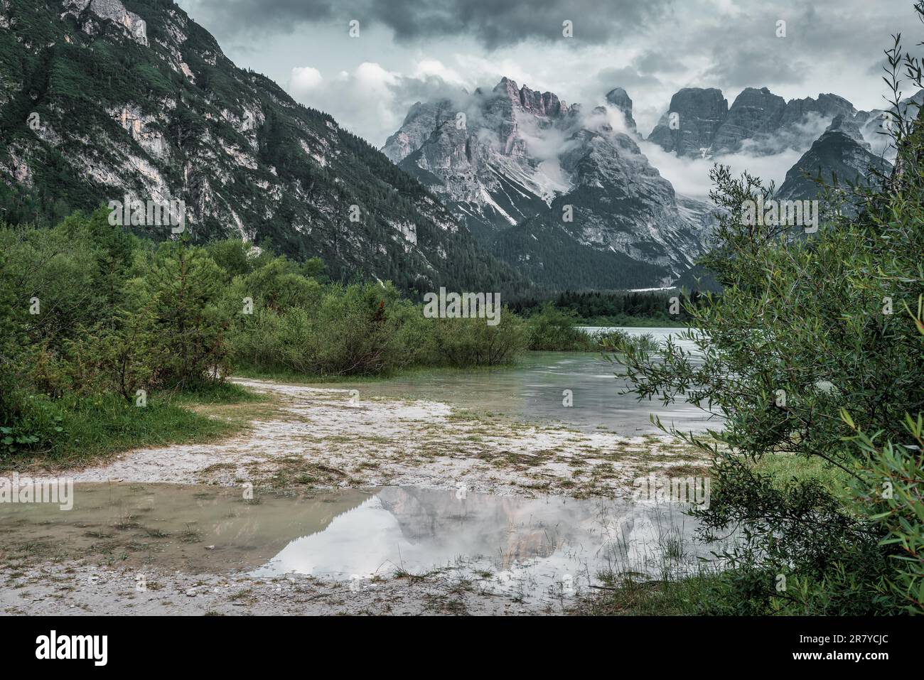 Blick über den See im Süden in die Ampezzo Dolomiten, Italien. Lago di Landro Stockfoto