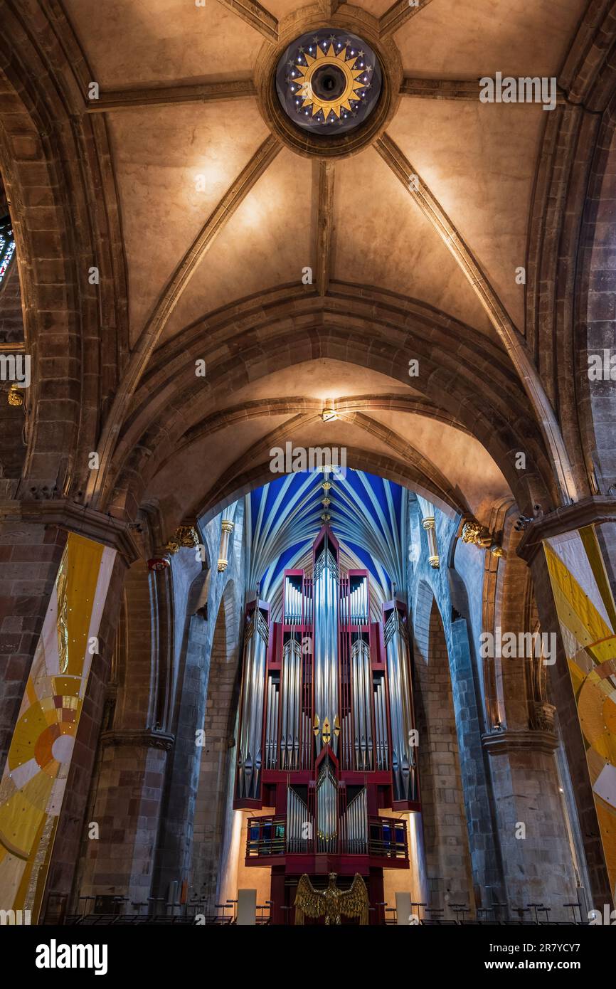 Pfeifenorgel und Rippengruft in St. Giles Cathedral in Edinburgh, Schottland, Großbritannien. Stockfoto
