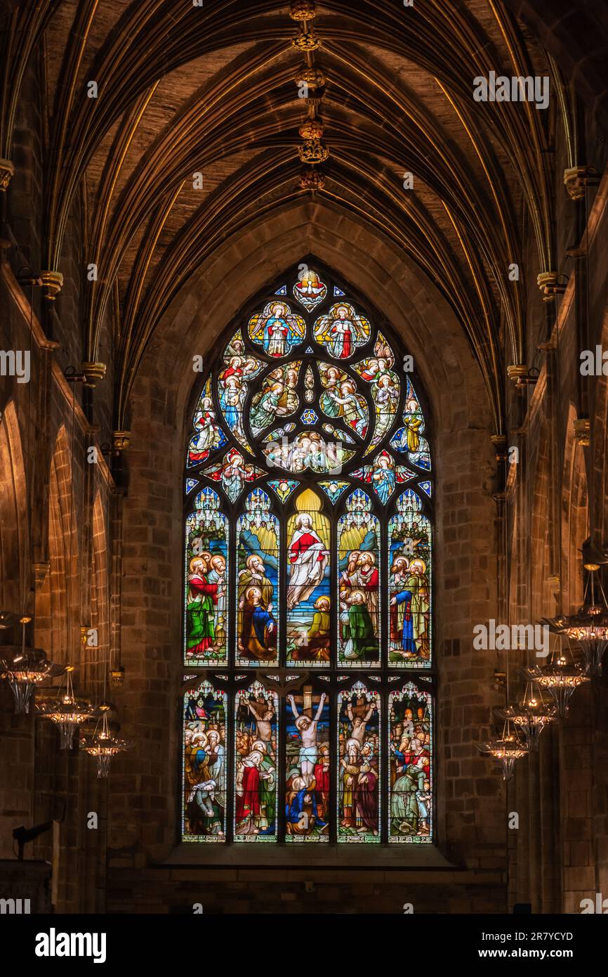 Kreuzigung und Aufstieg Jesu Christi, Buntglasfenster aus dem Jahr 1877 im Inneren der Kirche St. Giles Cathedral (Ostfenster) in Edinburgh, SCO Stockfoto