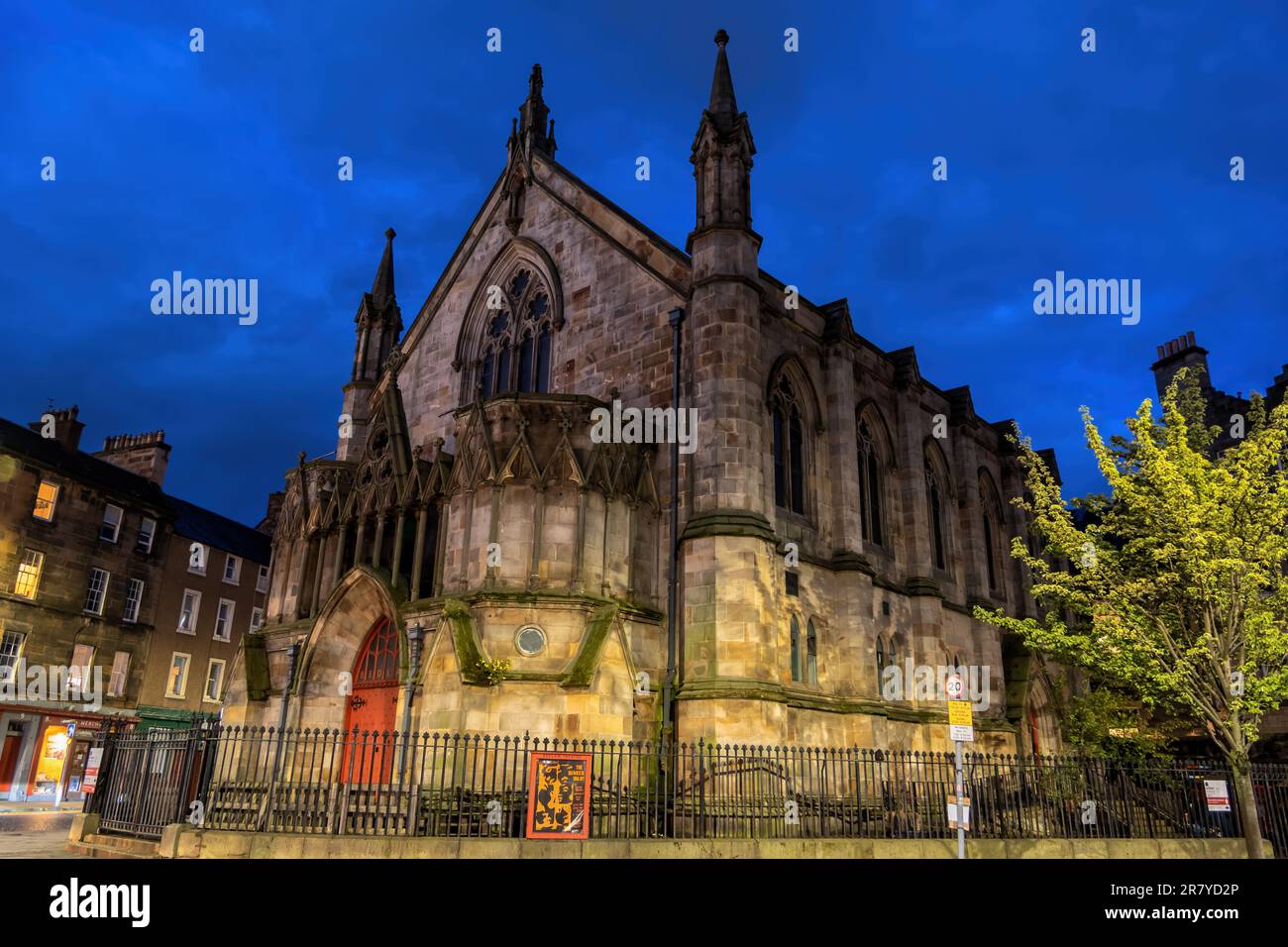 Bedlam Theatre bei Nacht in der Altstadt von Edinburgh, Schottland. Das ehemalige Gebäude der New North Free Church aus dem Jahr 1848 wurde im gotischen Stil von entworfen Stockfoto
