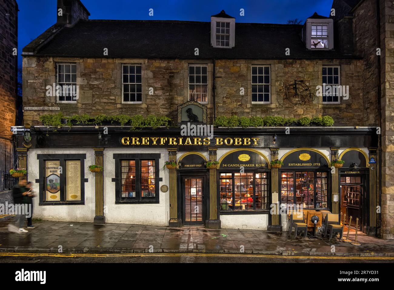 Greyfriars Bobby Bar bei Nacht in Edinburgh, Schottland, Großbritannien. Historischer Pub in der 34 Candlemaker Row, berühmt für die Legende eines Hundes namens Bobby. Stockfoto