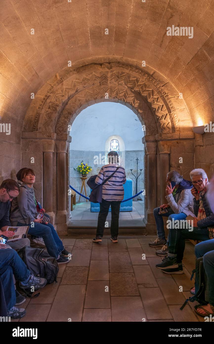 Menschen in St. Margaret's Chapel mittelalterliches Interieur in Edinburgh Castle, Schottland, Kapelle wurde im 12. Jahrhundert von David I, dem Younge der heiligen Margaret, erbaut Stockfoto