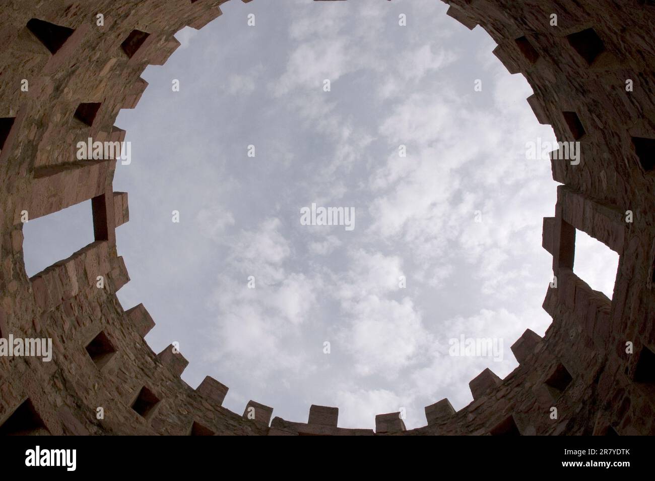Blick auf den Himmel vom Inneren des Burgturms Stockfoto