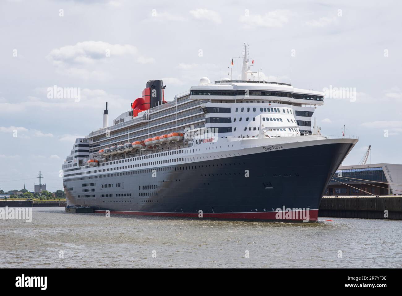 Der transatlantische Ozeanliner und das Kreuzfahrtschiff Queen Mary 2 am Kai am Kreuzfahrtzentrum Steinwerder im Hamburger Hafen. Der riesige Kreuzfahrtschiff Stockfoto