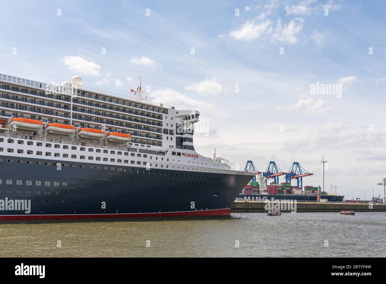 Der transatlantische Ozeanliner und das Kreuzfahrtschiff Queen Mary 2 am Kai am Kreuzfahrtzentrum Steinwerder im Hamburger Hafen. Der riesige Kreuzfahrtschiff Stockfoto