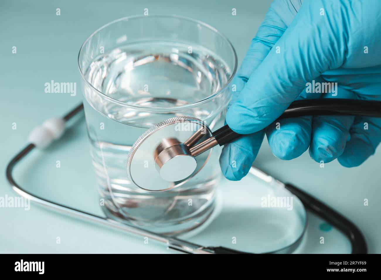 Prüfung der Wasserreinheit in Hähnen und Trinkwassereinlässen, Konzept, Nahaufnahme Stockfoto