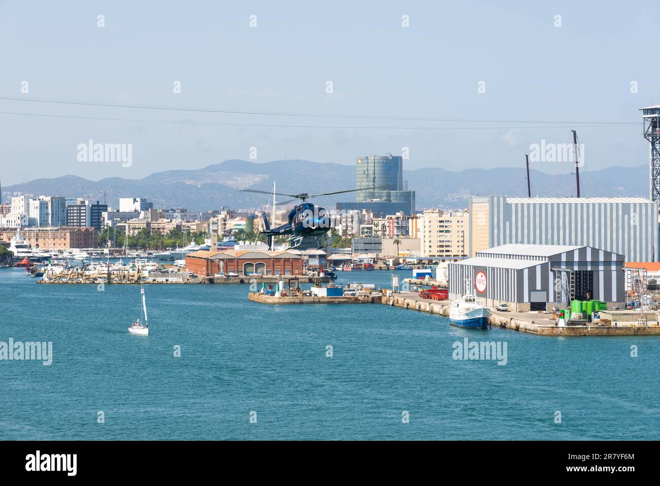 Das Drehboot bietet Hubschrauberrundflüge über Barcelona an. Der Heliport ist im Yachthafen Port Vell. Von hier aus können die Gäste beginnen Stockfoto
