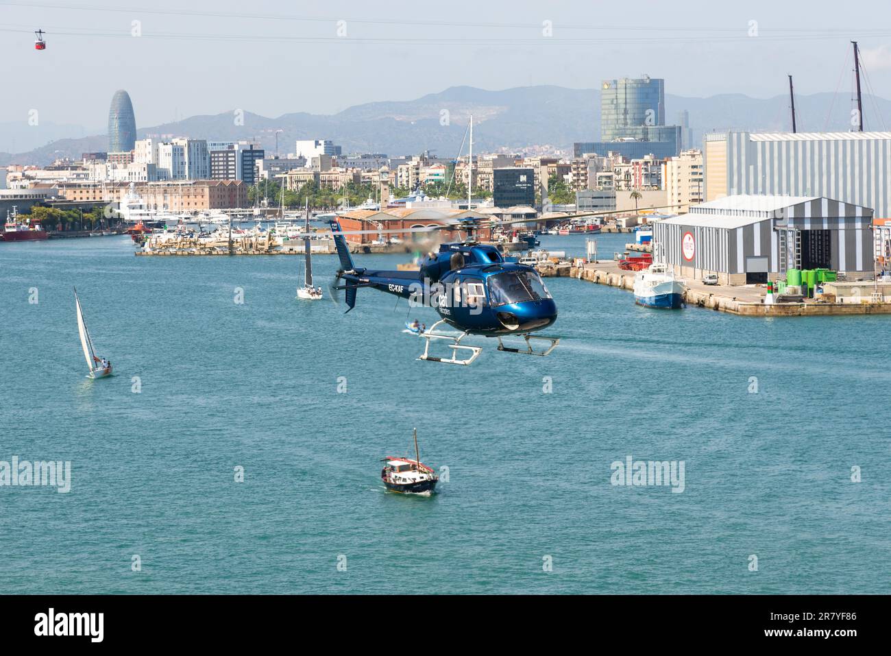 Das Drehboot bietet Hubschrauberrundflüge über Barcelona an. Der Heliport ist im Yachthafen Port Vell. Von hier aus können die Gäste beginnen Stockfoto