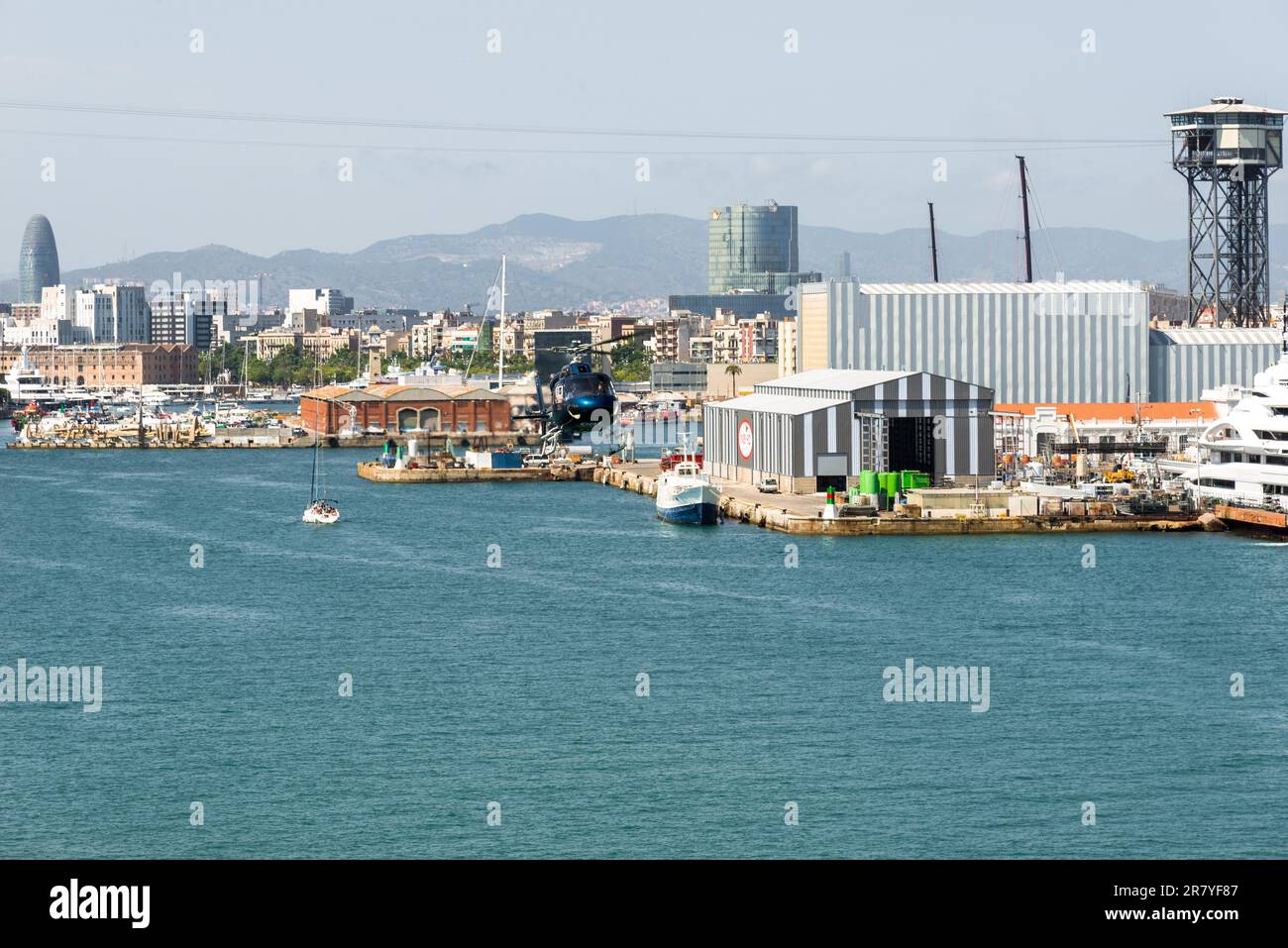 Das Drehboot bietet Hubschrauberrundflüge über Barcelona an. Der Heliport ist im Yachthafen Port Vell. Von hier aus können die Gäste beginnen Stockfoto