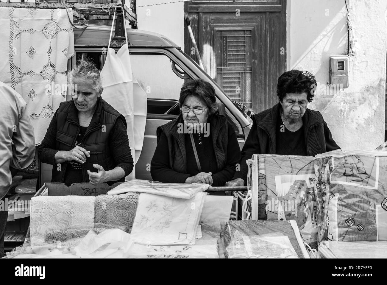 Drei Frauen auf dem Bauernmarkt in Tymbaki im südlichen Zentrum von Kreta. Die älteren Ladys achten auf die Qualität der Produkte Stockfoto