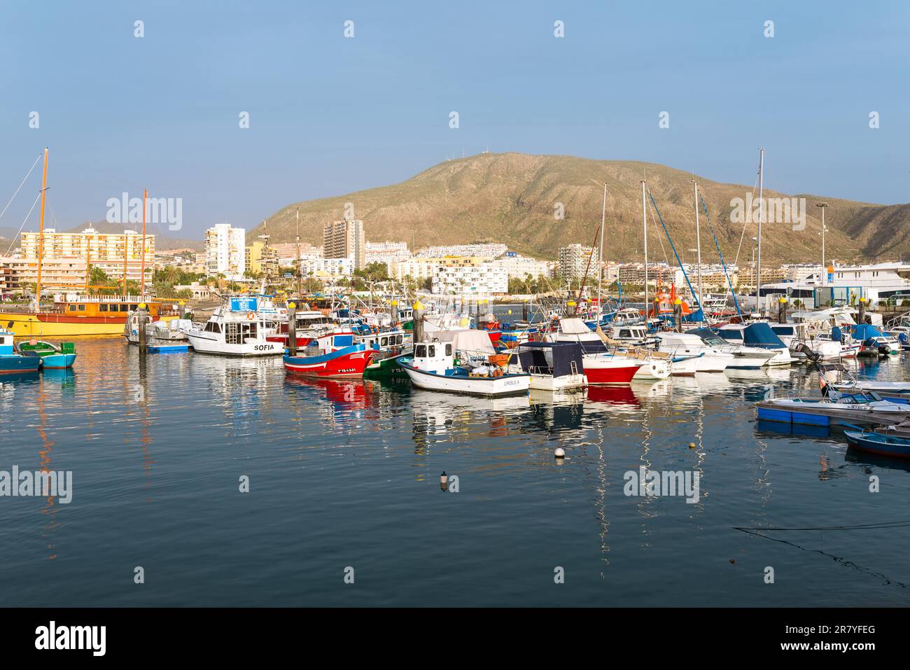 Touristenresort und Hafen von Los Cristianos. Die Stadt ist eines der