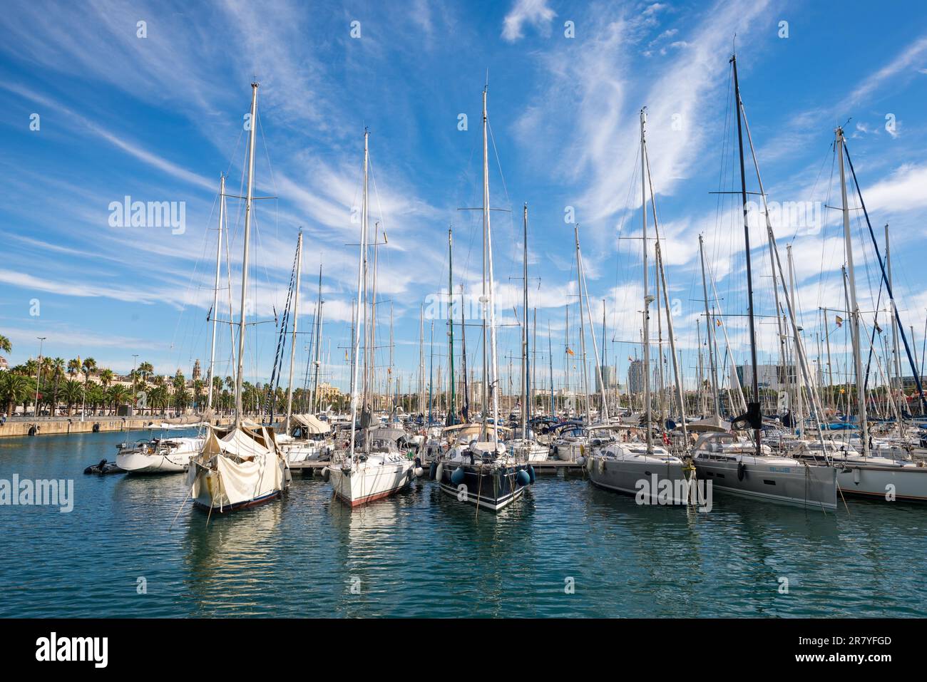 Im Hafen von Port Vell in Barcelona liegen viele Segelboote vor. Der Yachthafen ist beliebt und ein wichtiges Ziel für Segeltörns. Es Stockfoto