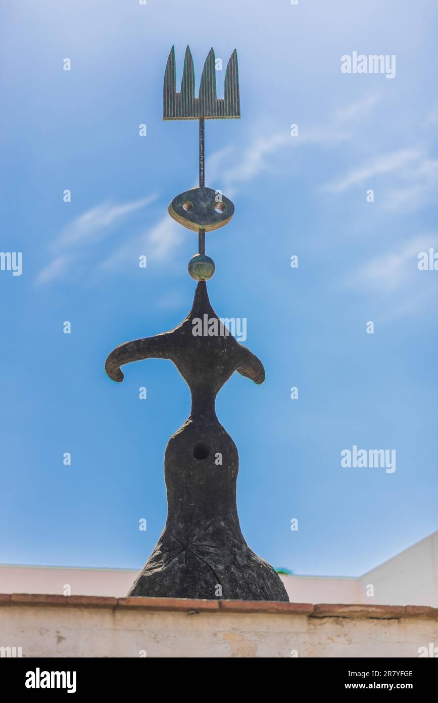 Sonne, Mond und ein Stern. Joan Miro Skulptur vor der Stiftung Joan Miro auf dem Montjuic in Barcelona. Joan Miro war eine der berühmten katalanen Stockfoto