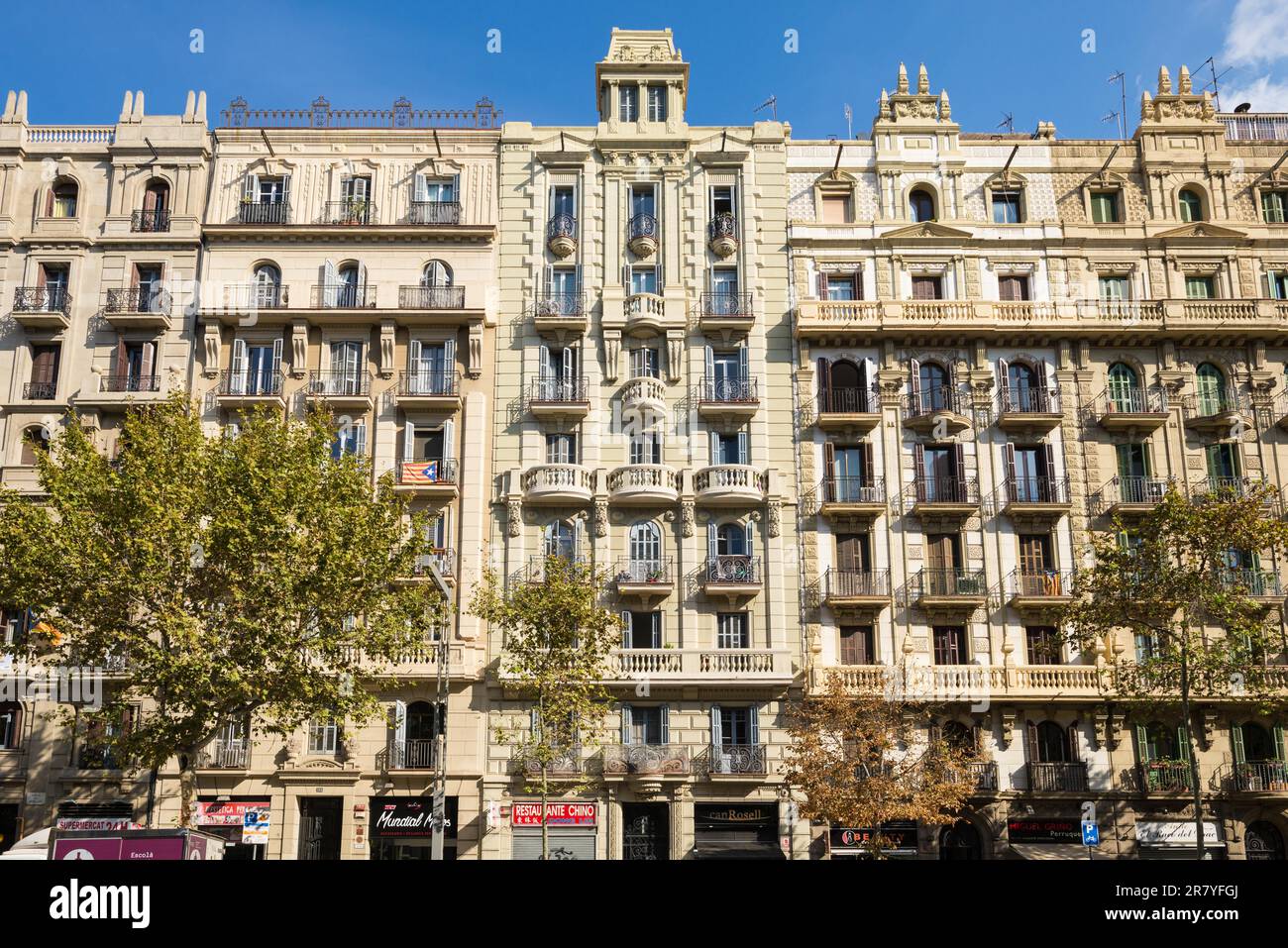 Riesige Häuserblocks in der katalanischen Modernismuskunst von Katalonien in der Straße Paral-lel im St. Antoni-Viertel von Barcelona Stockfoto