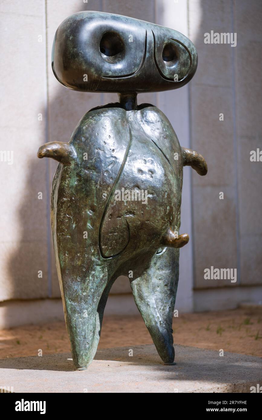 Personage. Joan Miro Skulptur vor der Stiftung Joan Miro auf dem Montjuic in Barcelona. Joan Miro war eine der berühmten Künstler Stockfoto