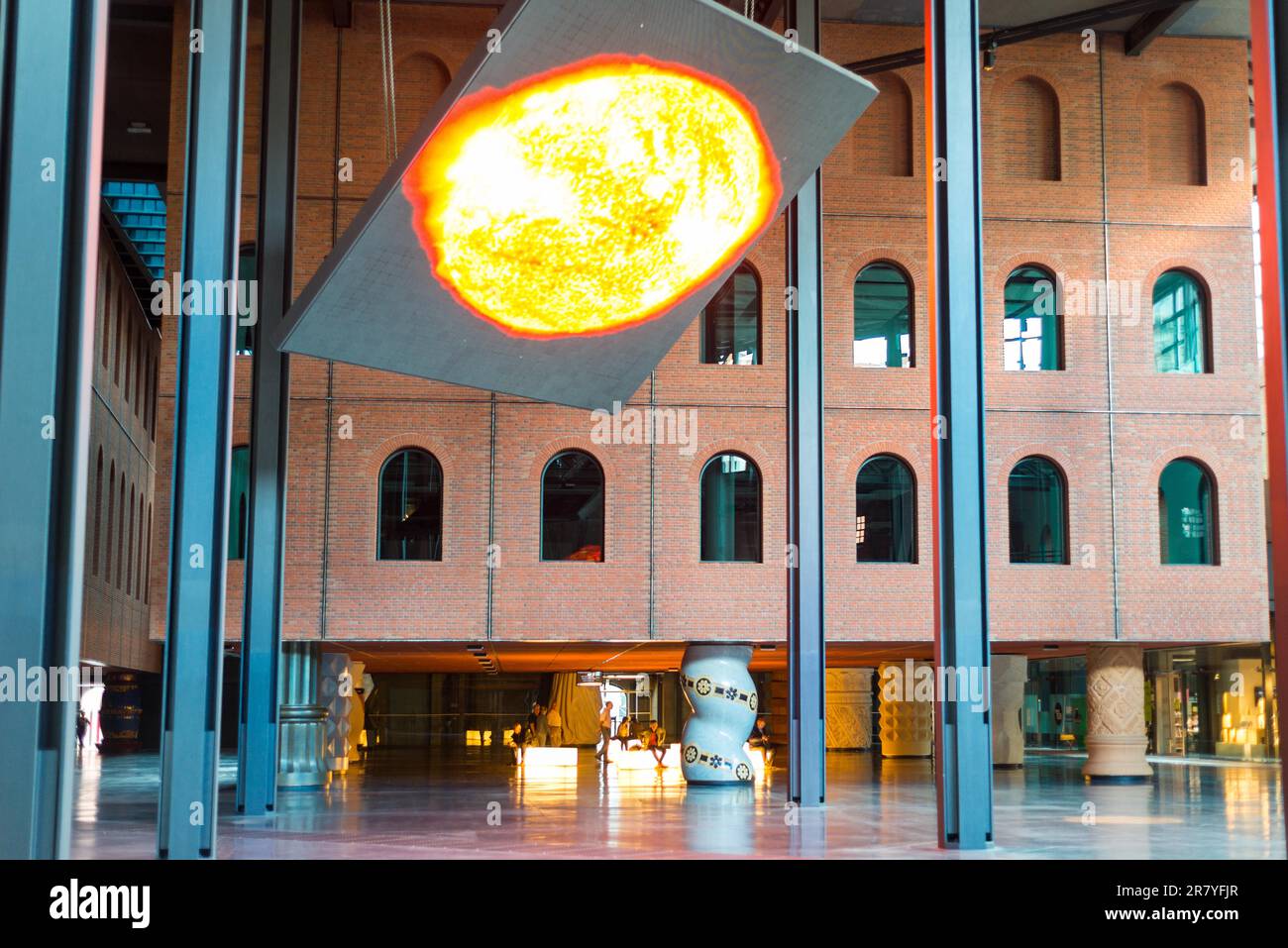 Das riesige elektronische visuelle Display im Azkuna Centre im Baskenland Azkuna Zentroa zeigt die Sonne und informiert über den vielseitigen Veranstaltungsort Stockfoto