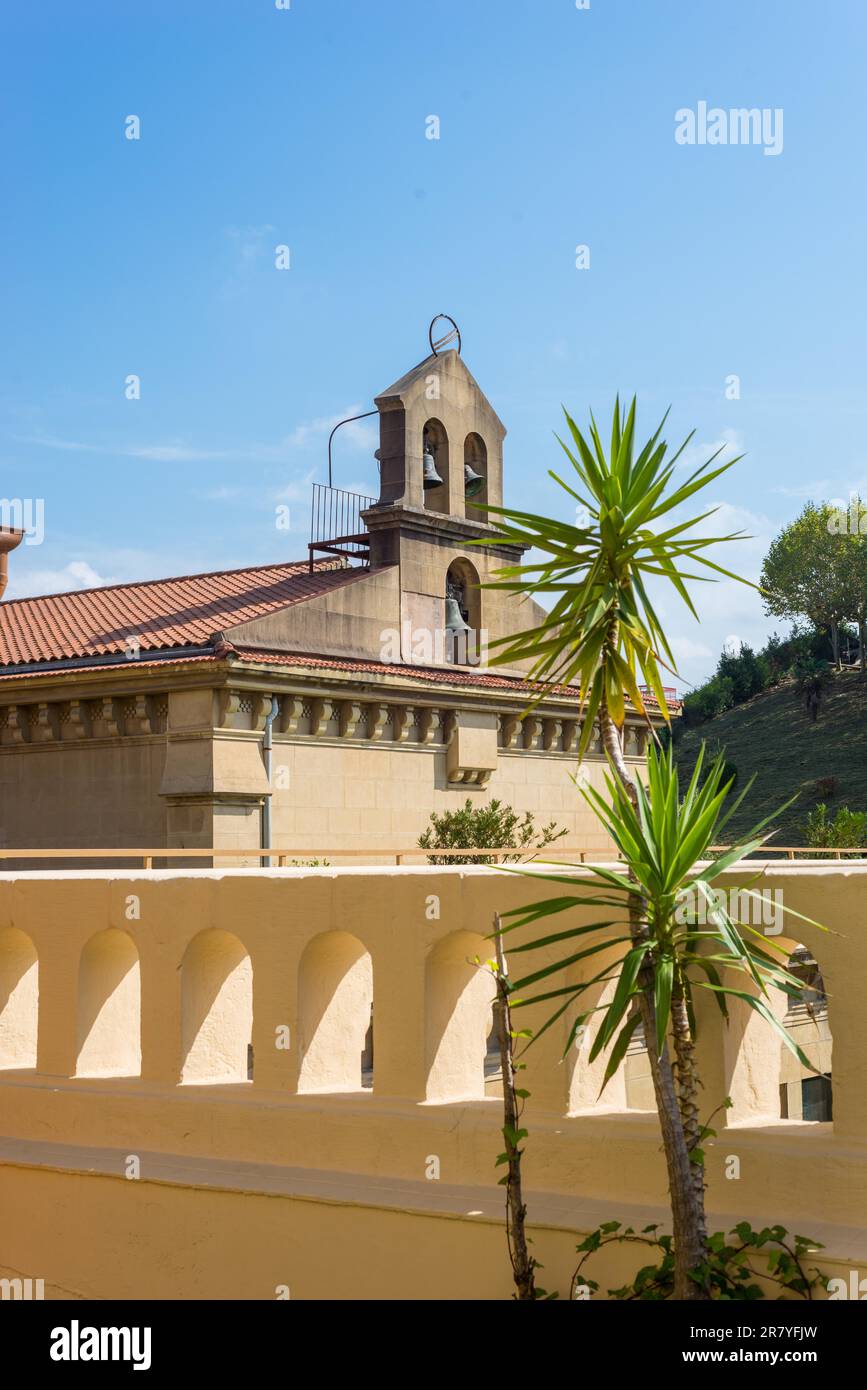 Die katholische Kirche, Parroquia De San Martin Obispo in Donostia San Sebastian, hat einen typischen spanischen Glockengabel mit drei Glocken. Von einem Dach aus gesehen Stockfoto