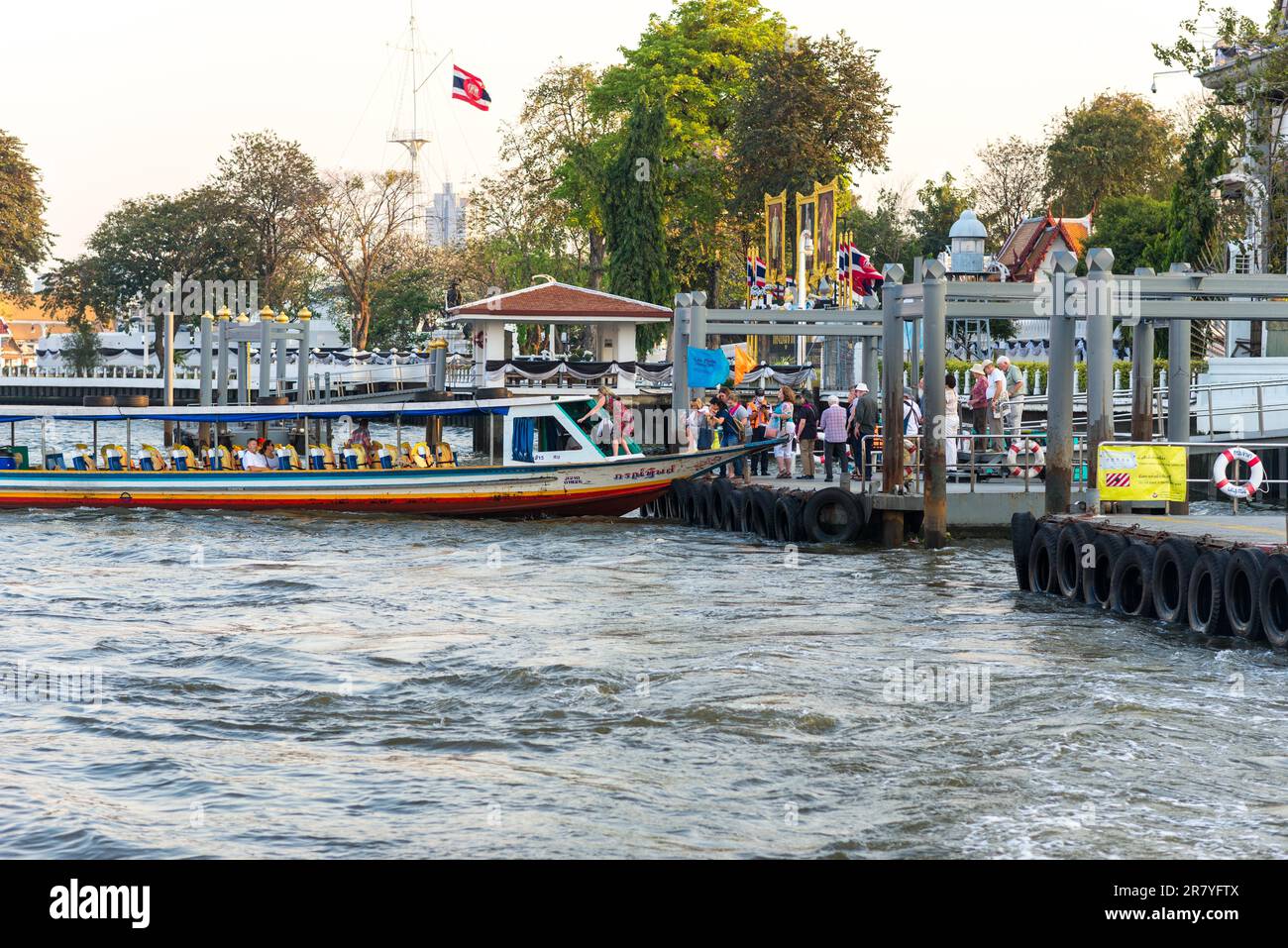 Abholung mit dem Vergnügungsboot vom Wat Arun Pier in Bangkok. Der Tempel ist eine Hauptattraktion in der Megatown Stockfoto