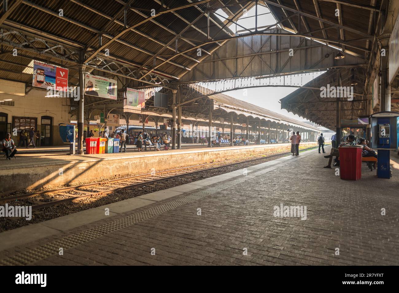 Der Bahnhof Fort ist ein wichtiger Bahnhofsknotenpunkt in Colombo, Sri Lanka. Der Bahnhof mit seinen 10 Bahnhöfen bedient und befördert 0,2 Millionen Passagiere Stockfoto