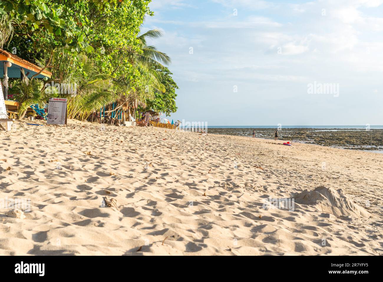 Touristen genießen die Sonne am Strand von Klon Khon auf der Insel Ko Lanta Stockfoto