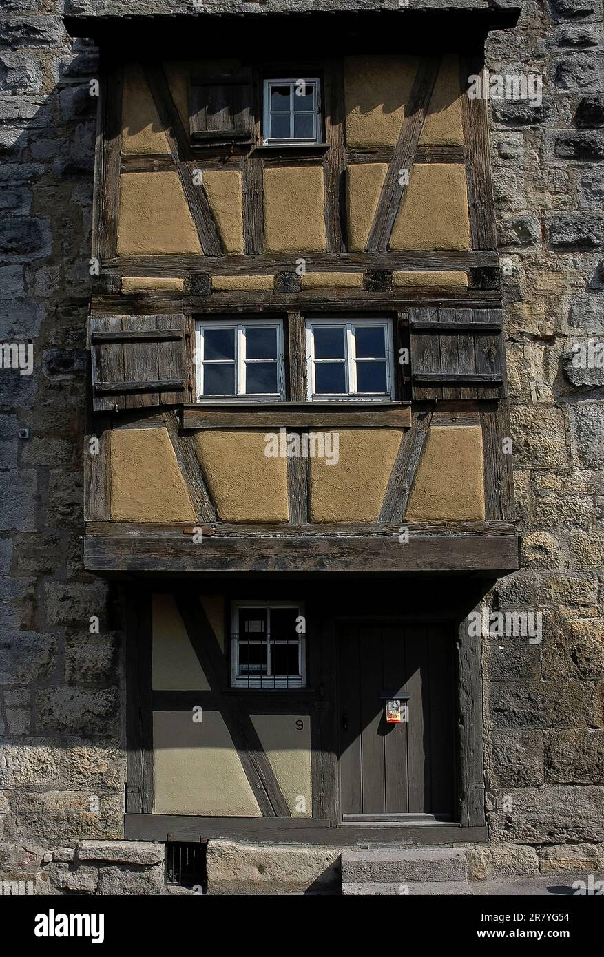 Halbholzprojektion auf den Hangman-Turm oder Henkersturm, der Anfang der 1400s v. Chr. in Rothenburg ob der Tauber, Bayern, errichtet wurde. Der Turm erhielt seinen Namen wahrscheinlich aus der Nähe zu einem Ort, an dem die Hinrichtung stattfand. Stockfoto